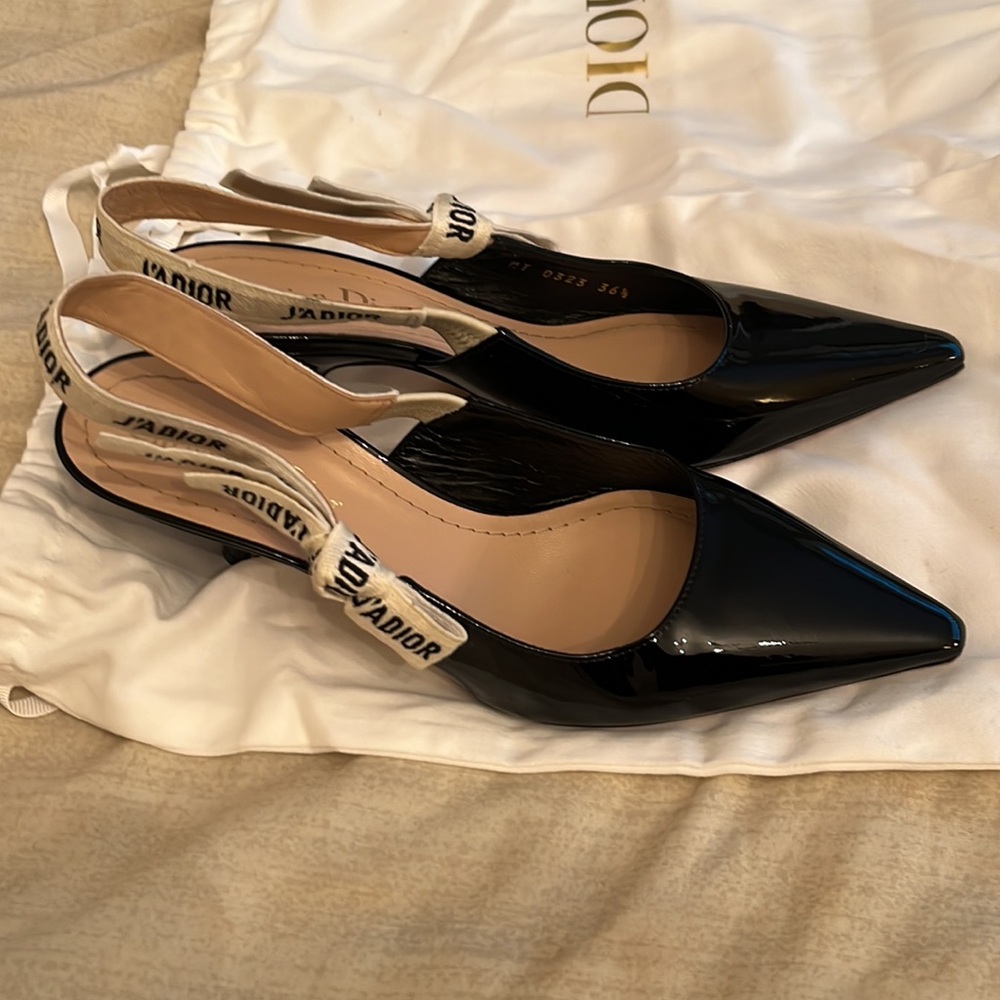 J'Adior Slingback Pump

Black Patent Calfskin
Reference: KCC201VNR_S900 - Picture 3 of 7